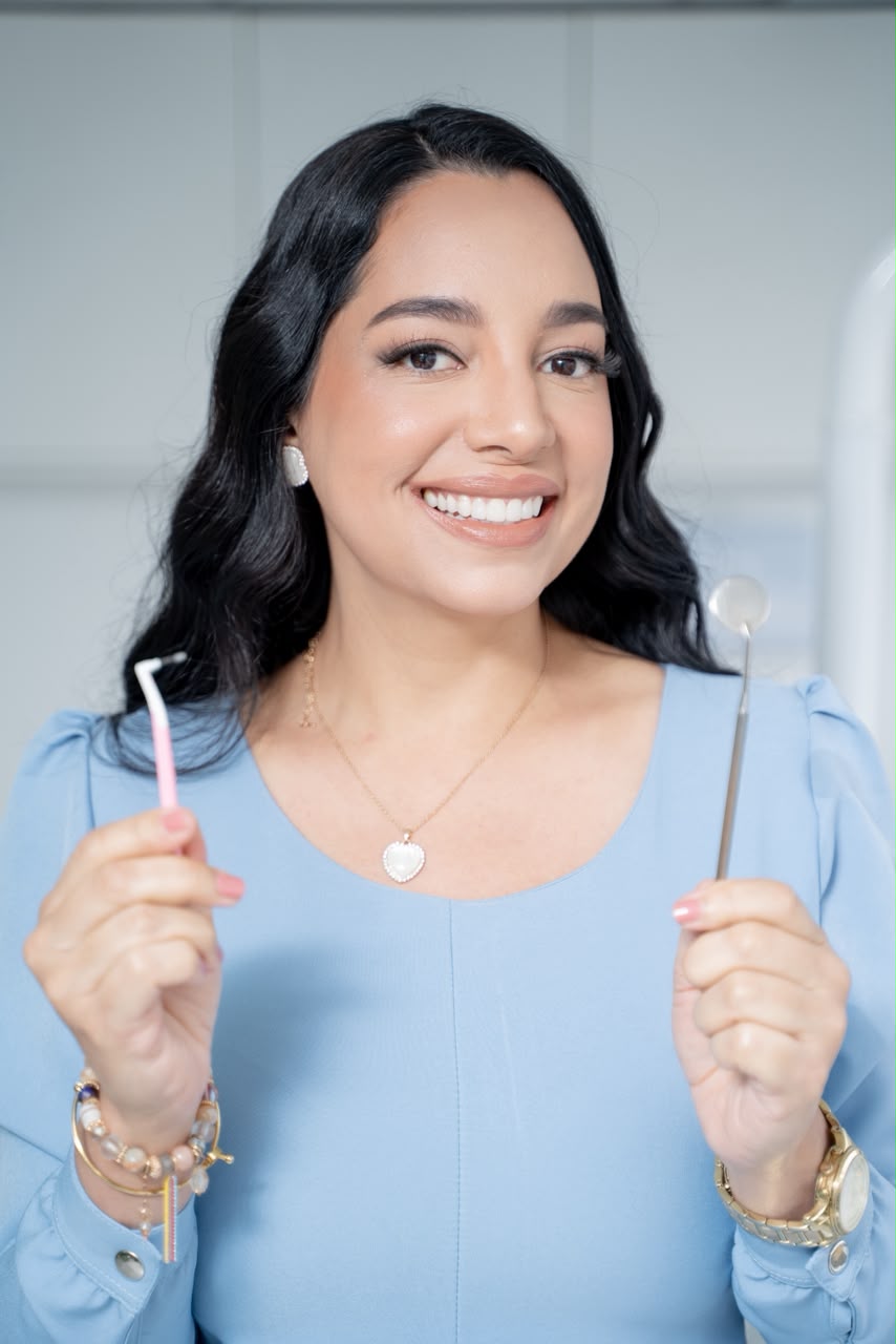 Dra. Carolina Nessi sonriendo en consultorio